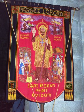 로크로난의 성 로난 배너_photo by Sjwells53_in the Church of Saint-Ronan in Locronan_France.jpg